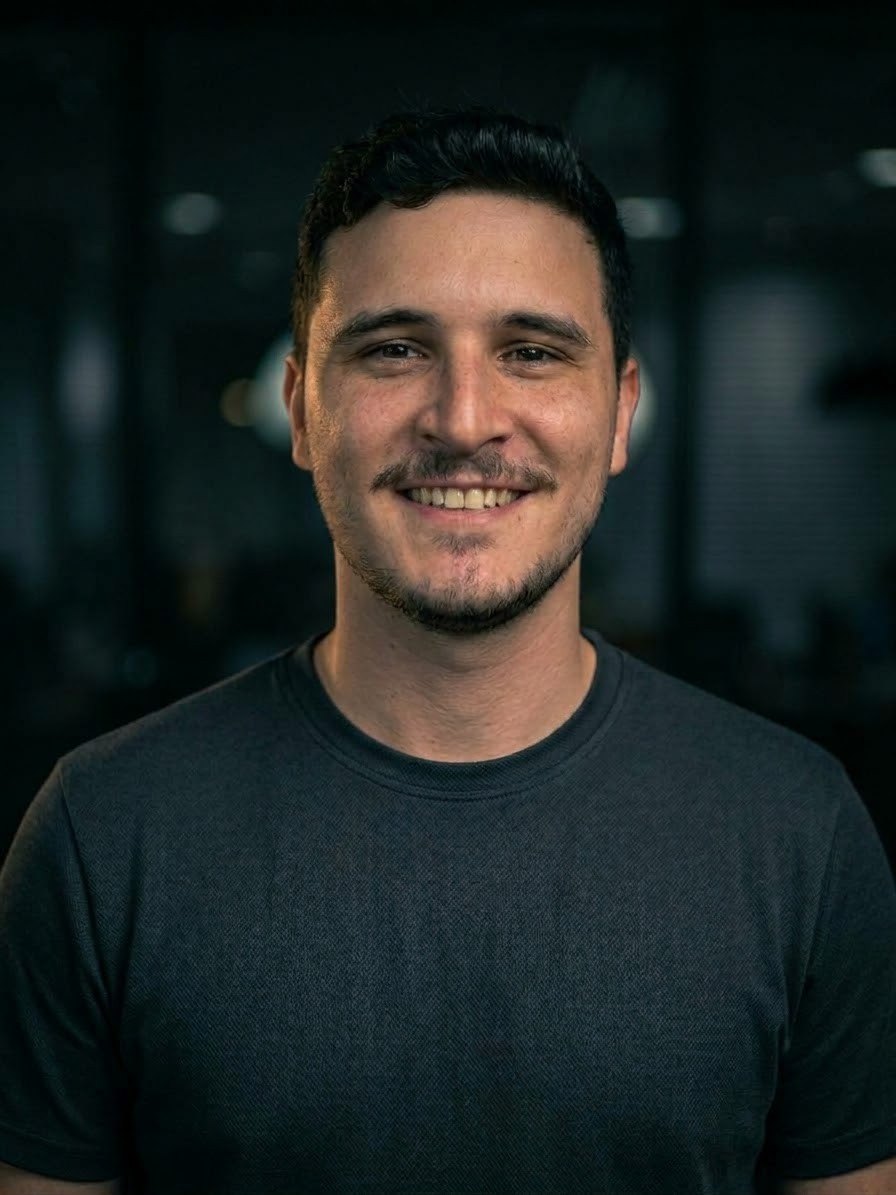 Pedro Lucas Pinheiro, sorrindo, de camiseta escura
